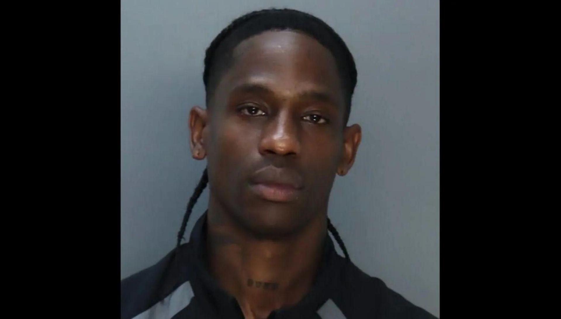 Travis la prende con filosofia, già online la merch con il suo mugshot