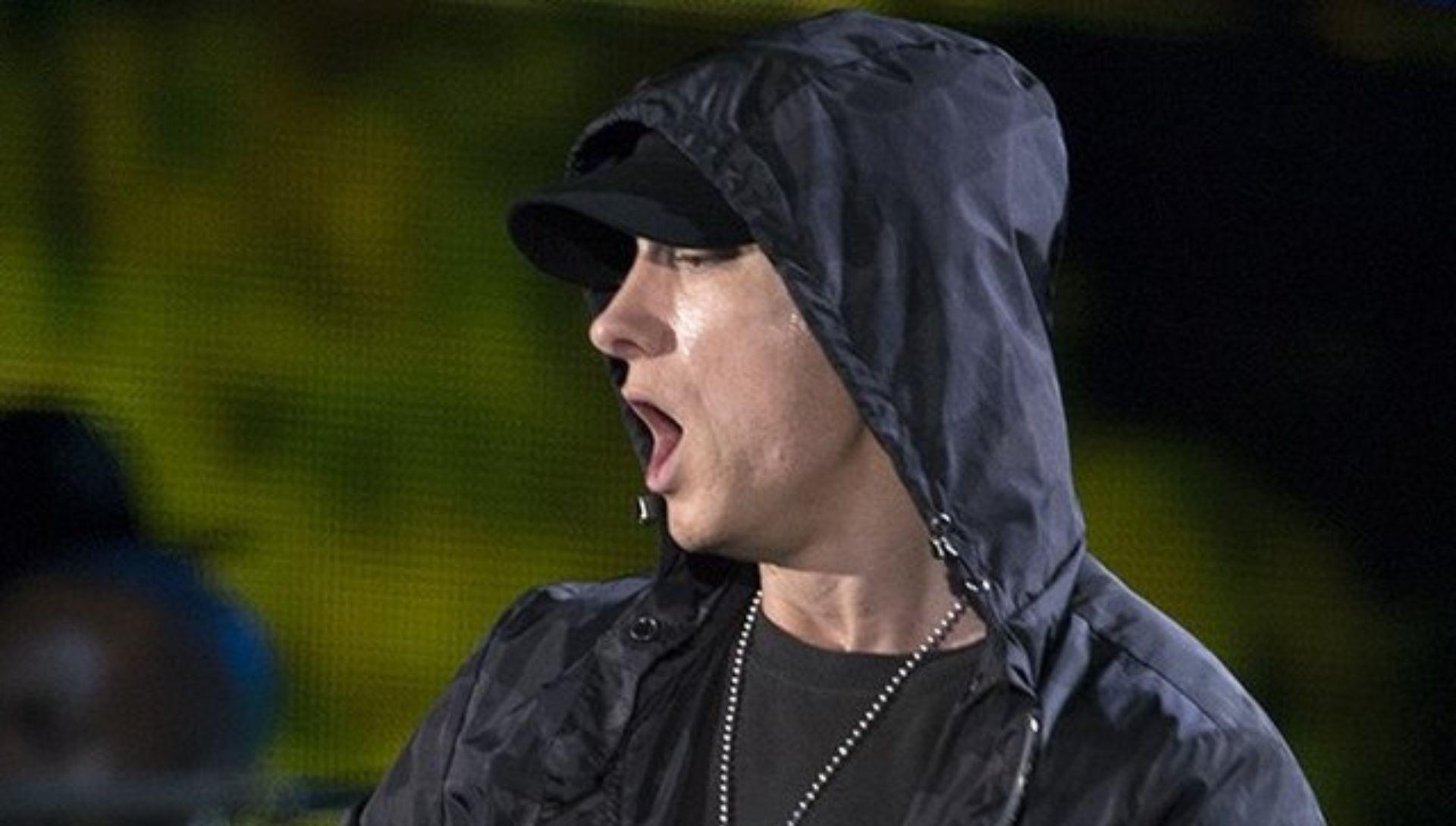 Una donna si è rifiutata di pagare il conto sostenendo di essere la moglie di Eminem: arrestata